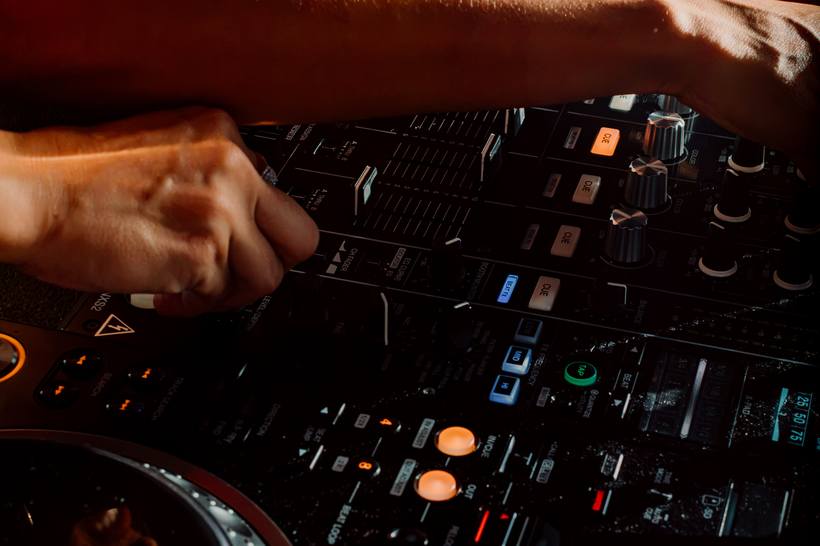 Hands on the mixer mid set